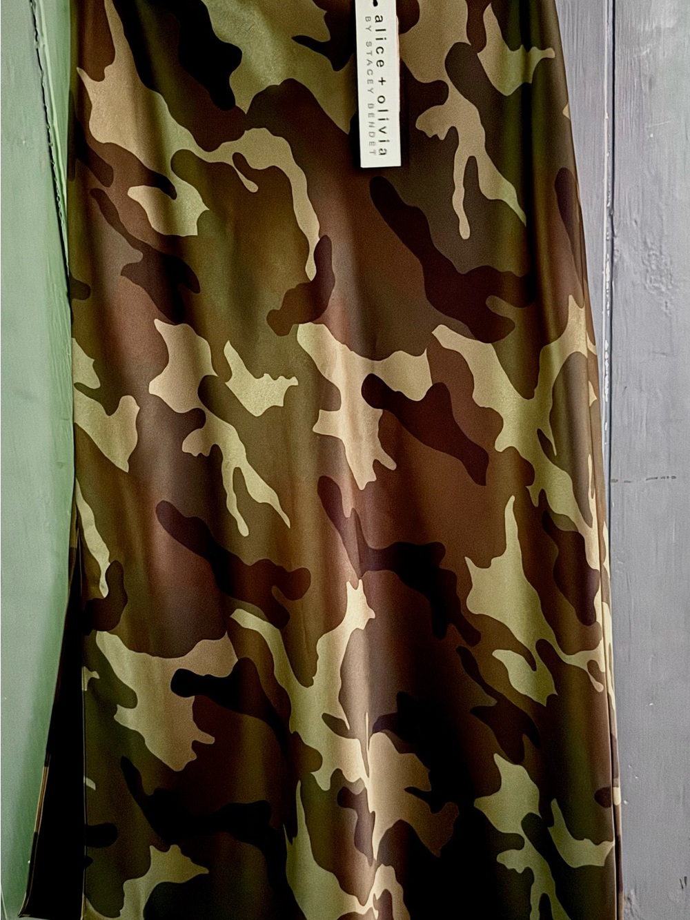 BNWT - Alice + Olivia Camo Asymmetric Midi Skirt - Green Size 0 - Picture 4 of 10